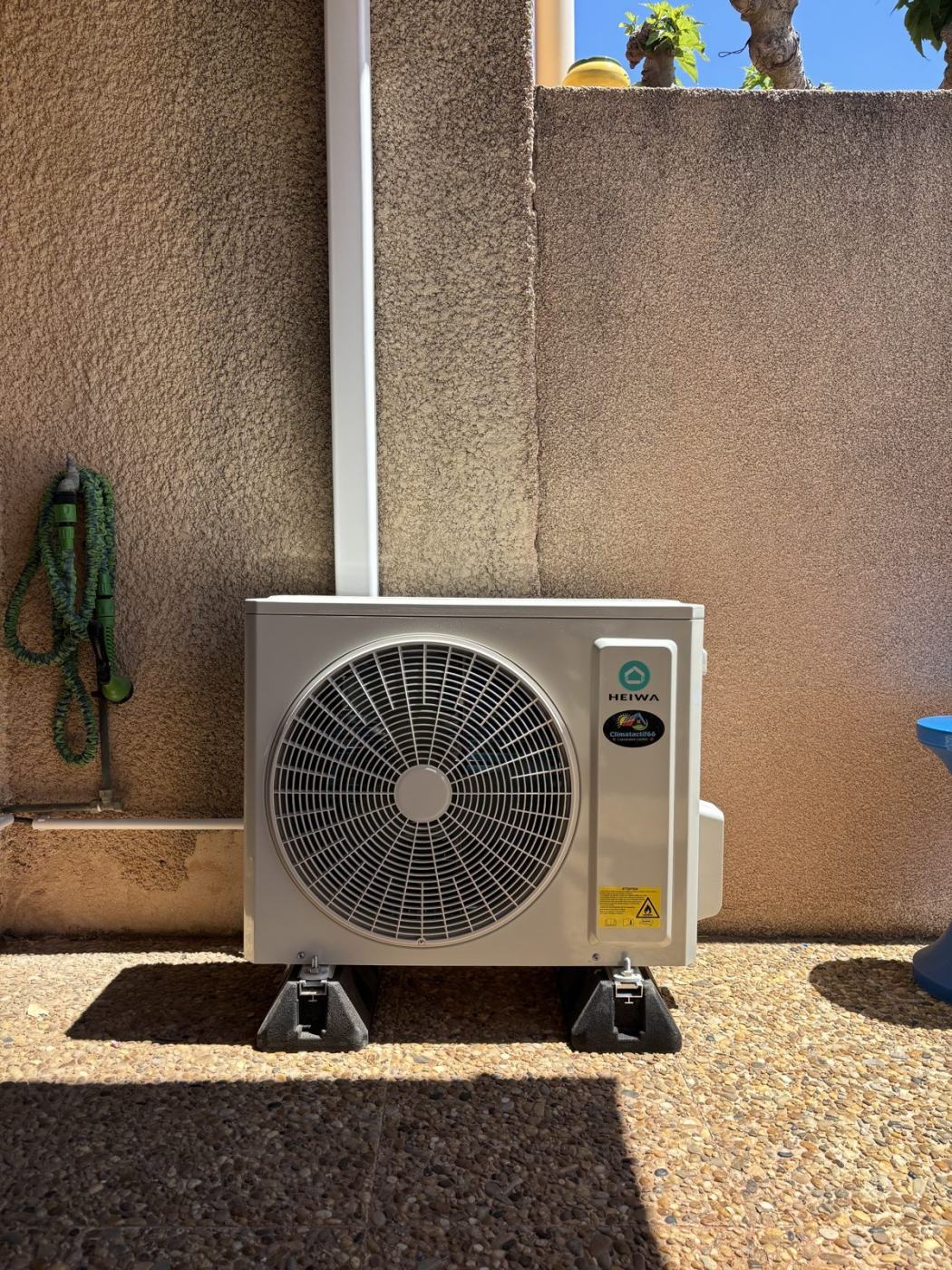 Groupe extérieur de climatisation installé sur une terrasse à Canet-en-Roussillon