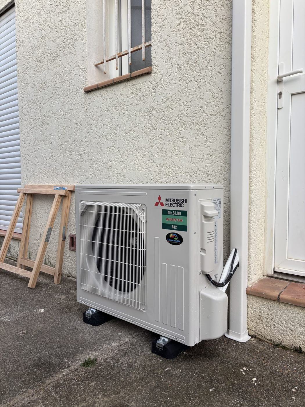 Groupe extérieur de climatisation réversible installé à Elne