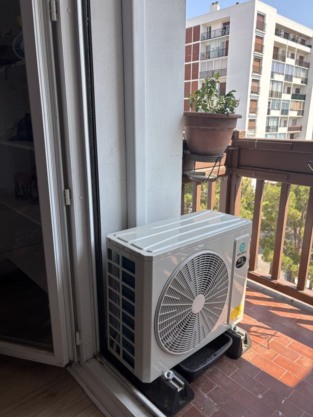 Groupe extérieur de climatisation réversible installé à Perpignan