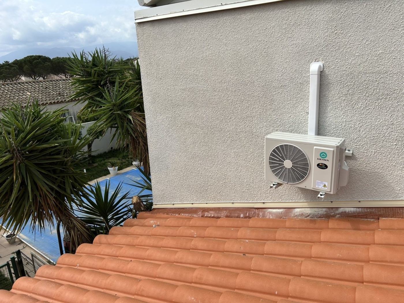Groupe extérieur de climatisation réversible installé en toiture à Saint-Cyprien