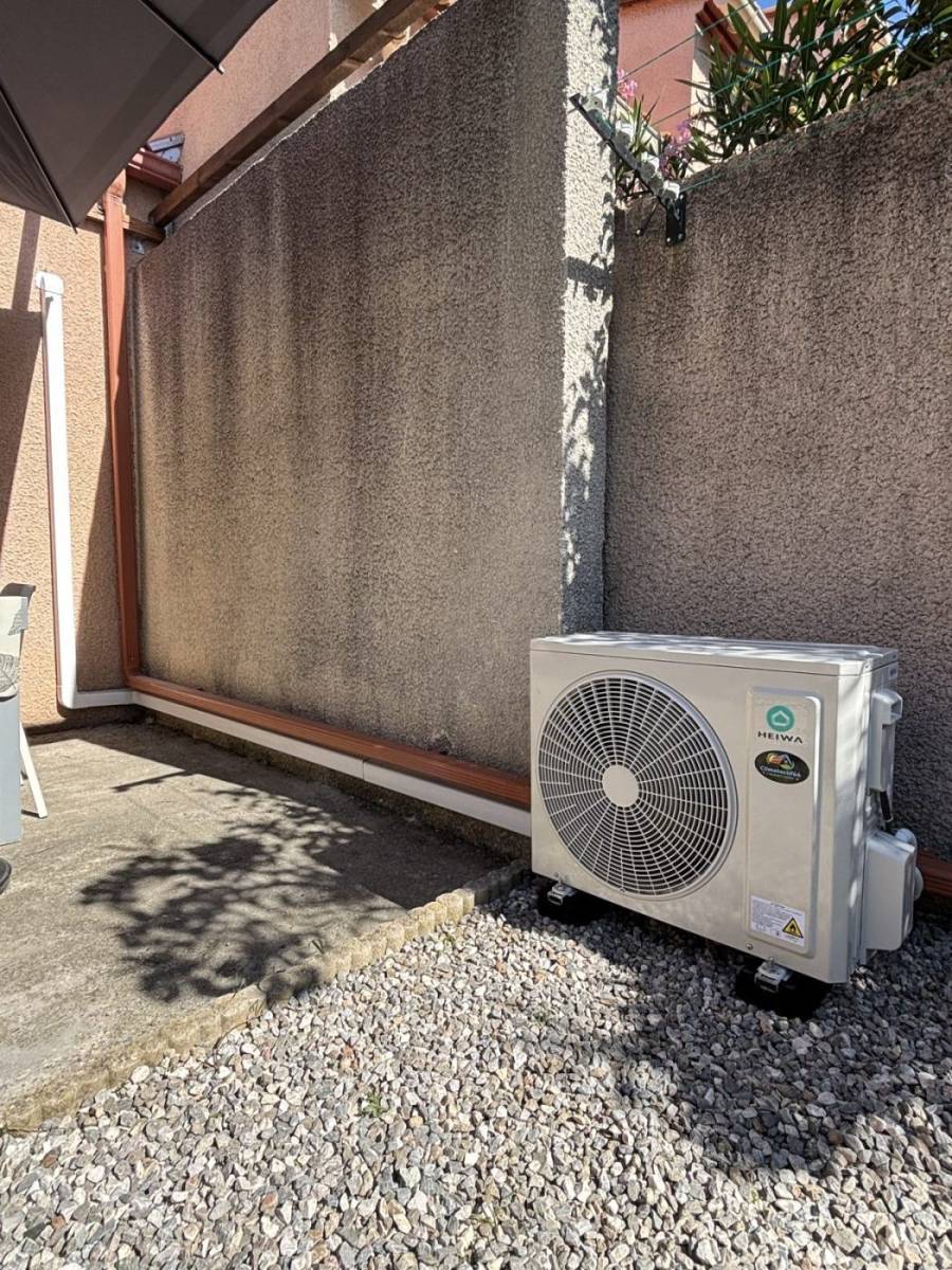 Groupe extérieur de climatisation réversible installé à Saleilles