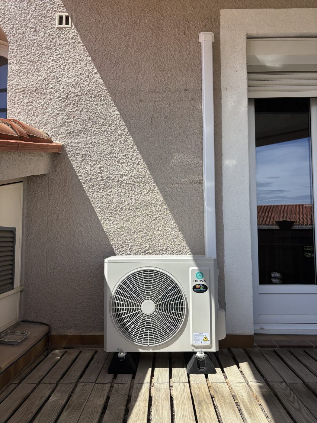 Groupe extérieur de climatisation réversible installé sur terrasse à Saint-Estève