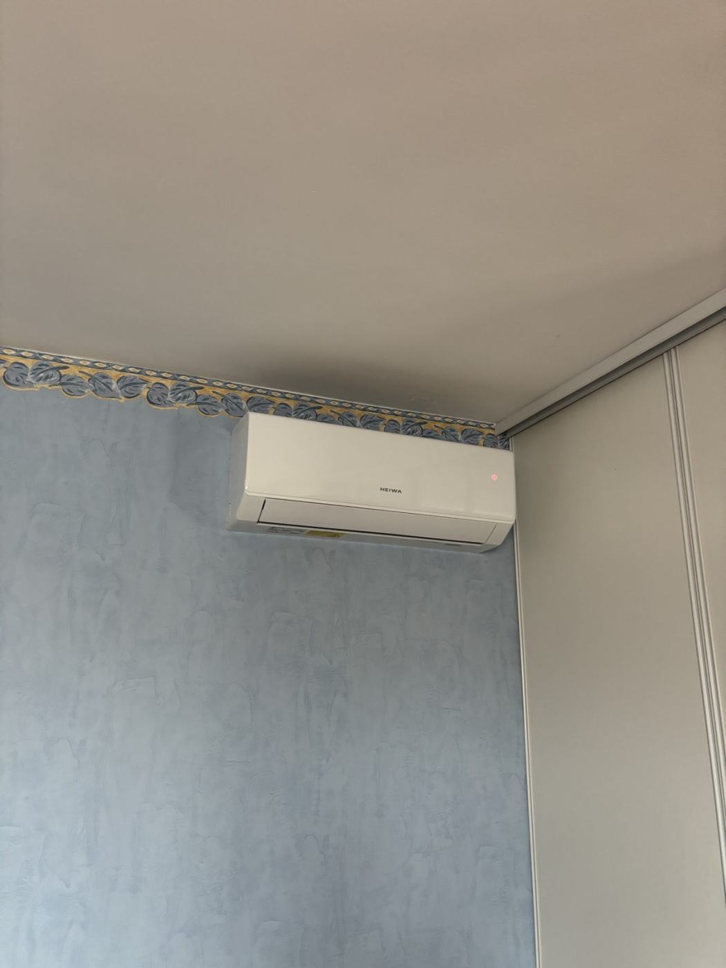 Climatisation murale installée dans une chambre