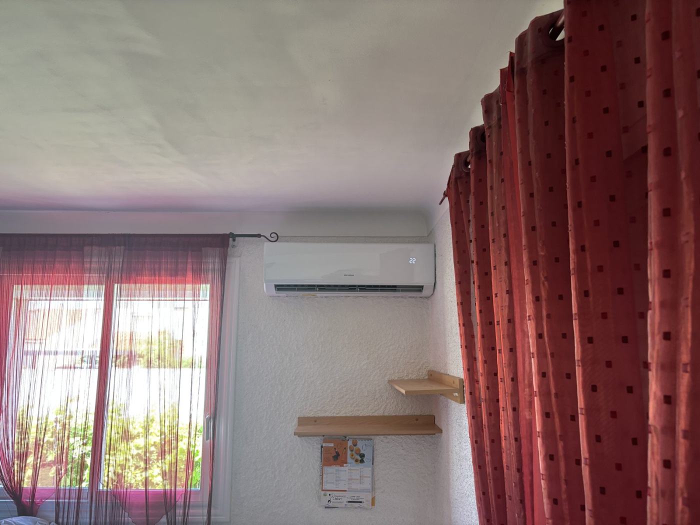 Climatisation murale installée dans une chambre à Saleilles