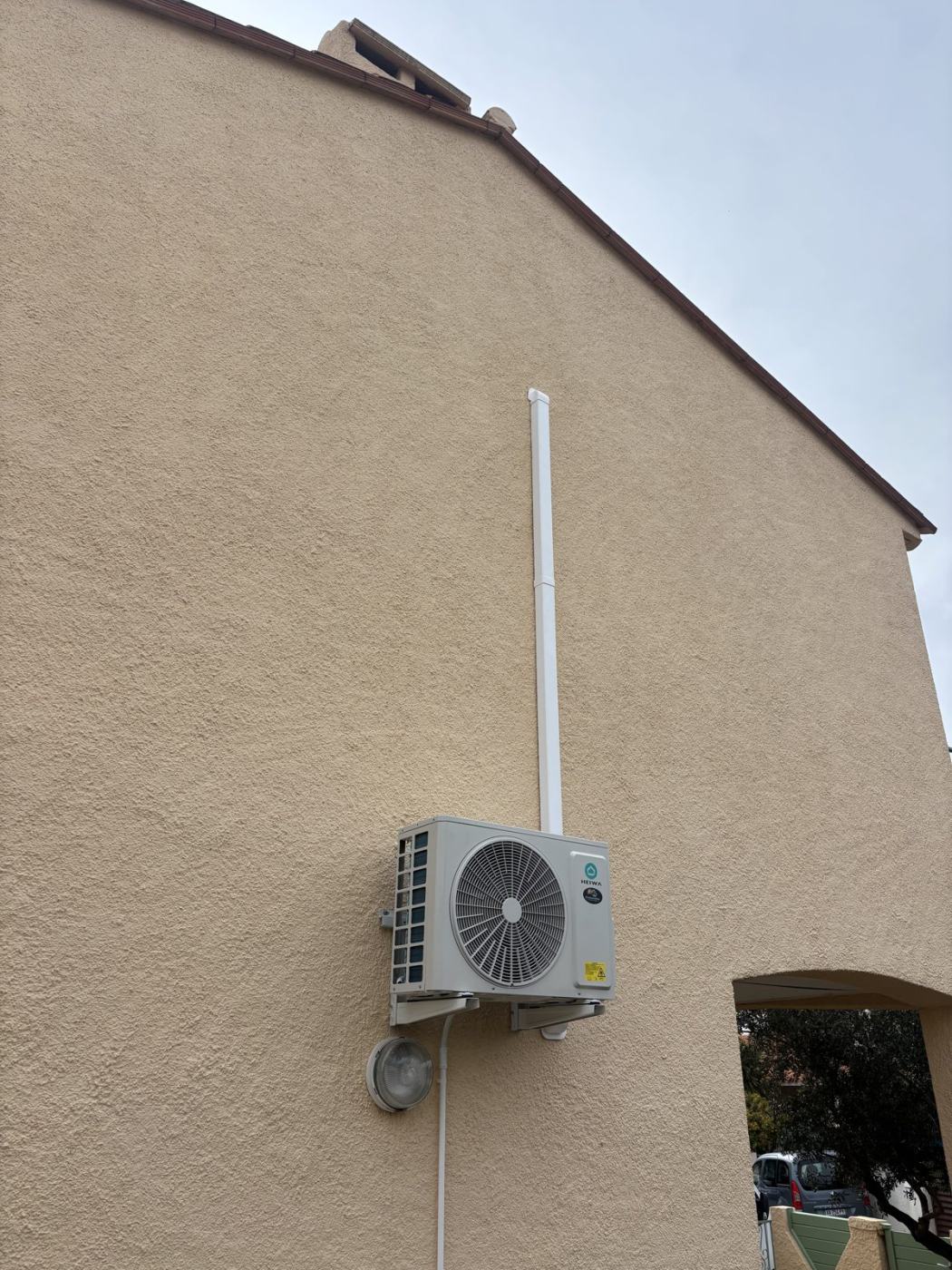 Groupe extérieur de climatisation réversible installé en pignon à Villeneuve-de-la-Raho