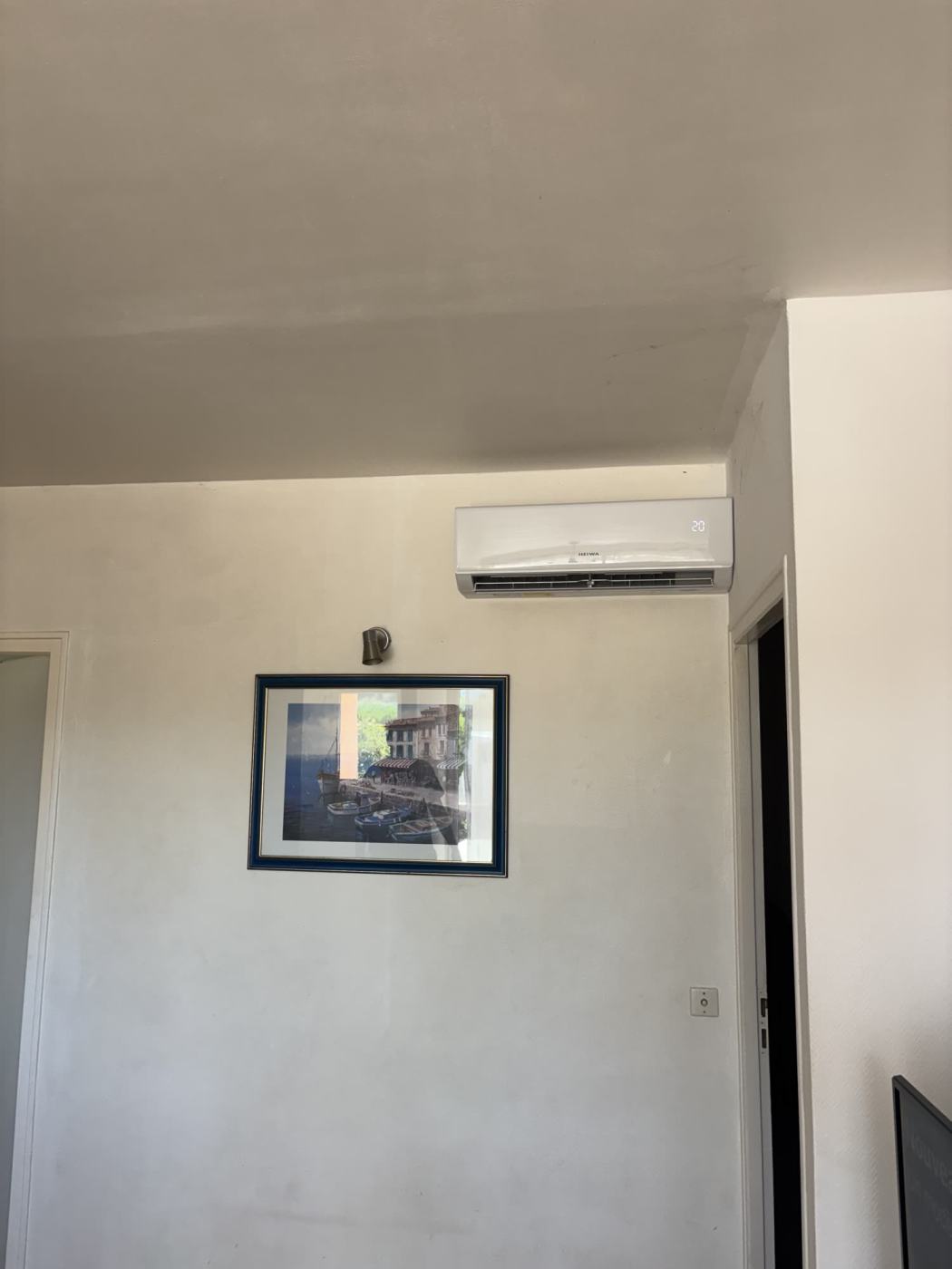 Climatisation murale installée dans un couloir, à Saint-Nazaire
