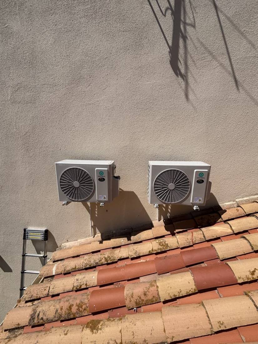 Deux groupes extérieurs Heiwa installés sur une toiture en tuiles