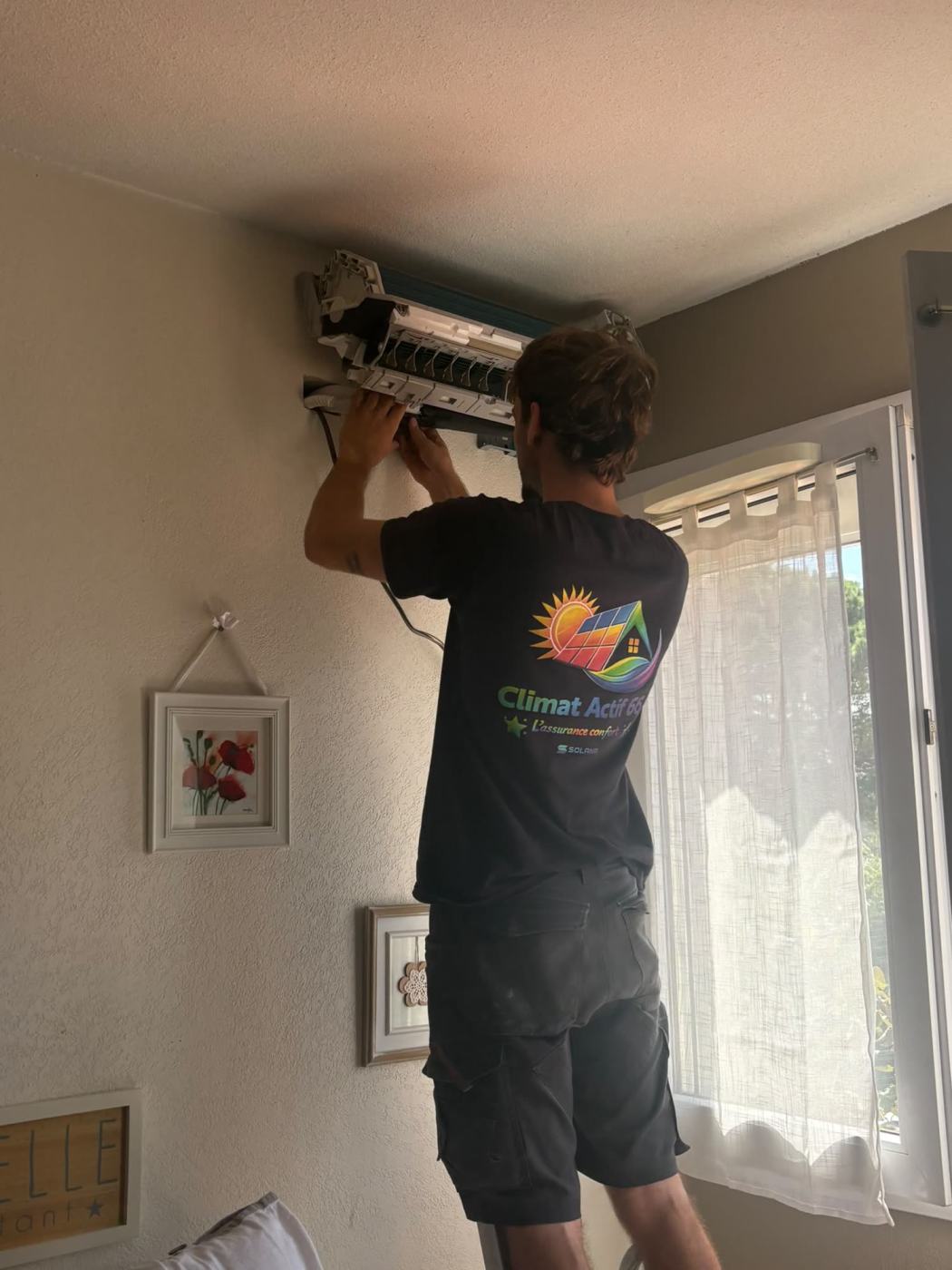 Technicien Climat Actif 66 en intervention de dépannage sur une climatisation
