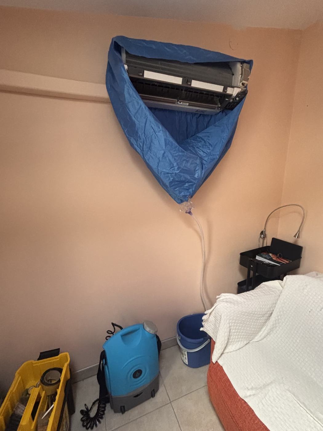 Entretien de climatisation avec bâche de protection et matériel professionnel